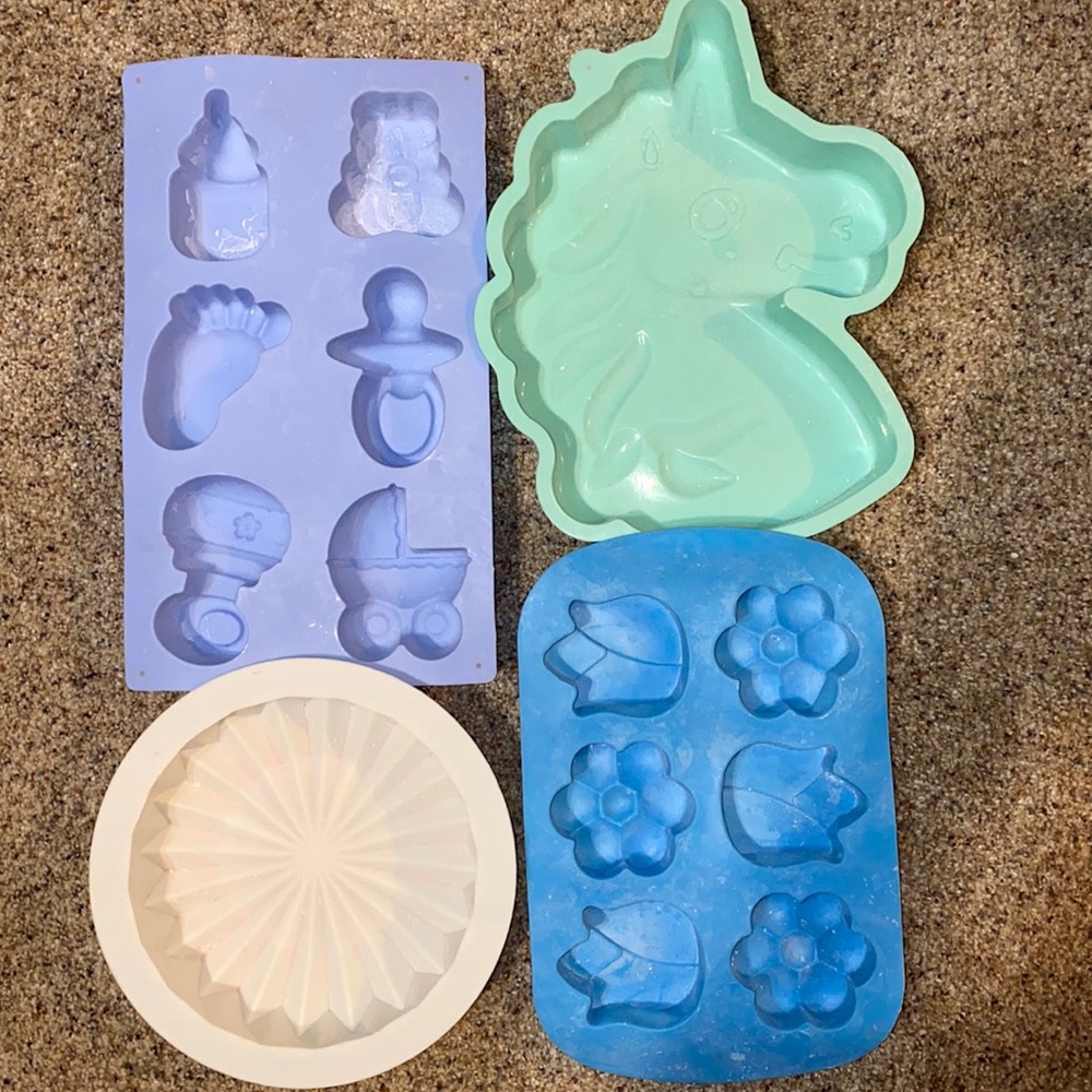 Lot of 4 Silicone Baking Molds Cake Cupcakes EUC